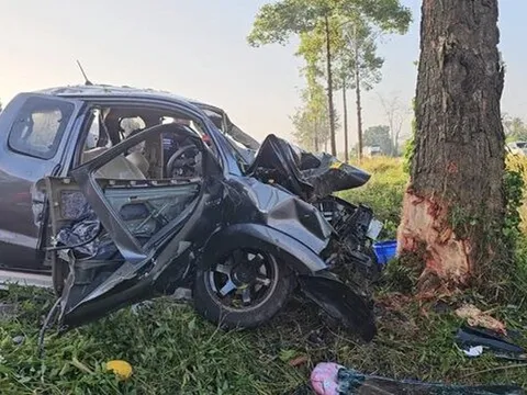 Xe bán tải mất lái đâm vào cây, 6 người tử vong