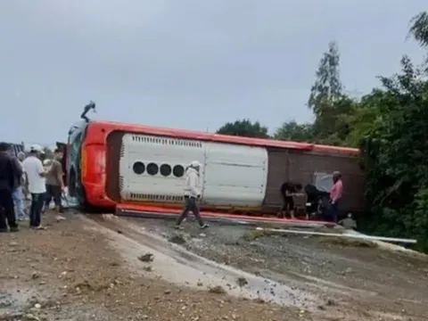 Xe khách lật ngang trên quốc lộ 1, 3 người bị thương