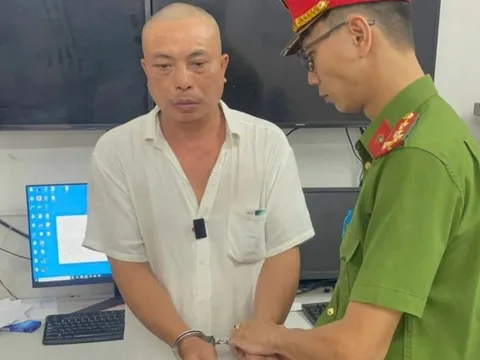 Tạm giữ hình sự người đàn ông cầm dao đuổi đánh shipper ở Tp.HCM