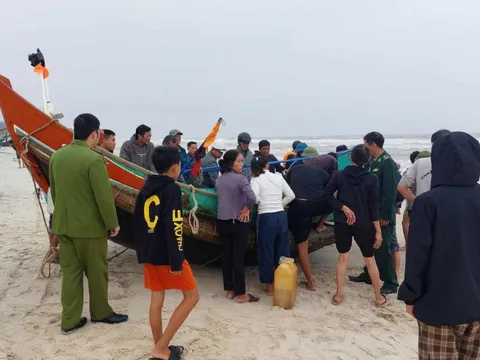 Kịp thời cứu 2 thuyền viên bị chìm tàu cá vào bờ an toàn