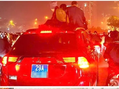 Xử lý ô tô biển xanh chở người trên nóc xe