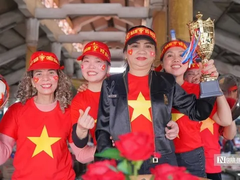 Hàng loạt tiểu thương ở Huế "truyền lửa" cho đội tuyển Việt Nam trước trận chung kết lượt về