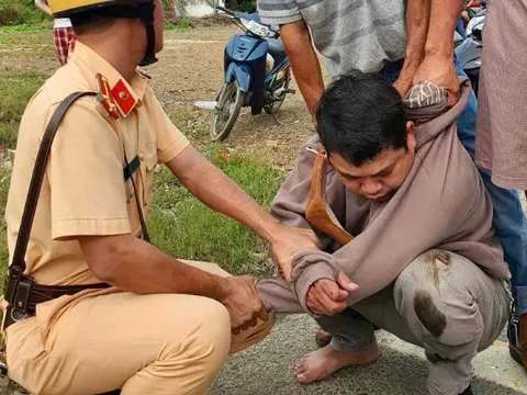 CSGT Bình Thuận dùng mô tô chuyên dụng bắt nóng đối tượng cướp giật dây chuyền