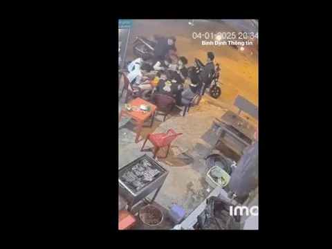 Bình Định:Xác minh clip người đàn ông hành hung, đánh liên tiếp vào một cậu bé trong quán ăn