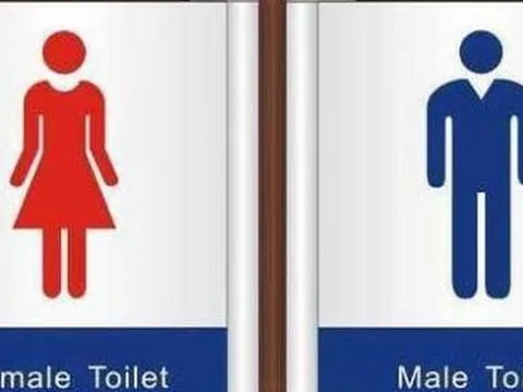 Vào nhầm nhà vệ sinh nữ, người đàn ông bị công ty sa thải