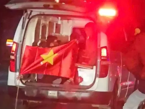 Chở người "đi bão", tài xế xe cứu thương vi phạm nồng độ cồn