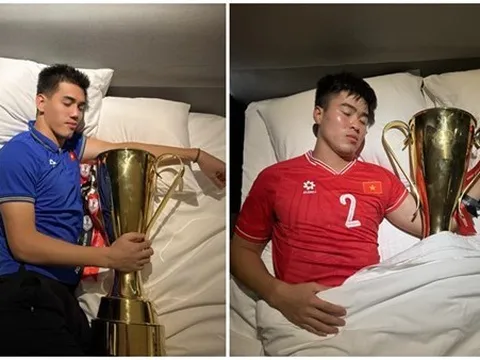 Dàn cầu thủ Việt Nam tái hiện màn ăn mừng ngủ cùng cúp vô địch đầy sáng tạo