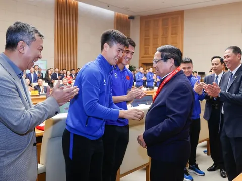 Thủ tướng gặp mặt chúc mừng đội tuyển bóng đá quốc gia