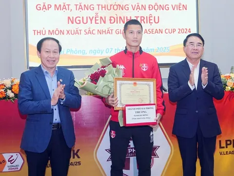 Hải Phòng tặng thưởng thủ môn Nguyễn Đình Triệu 550 triệu đồng