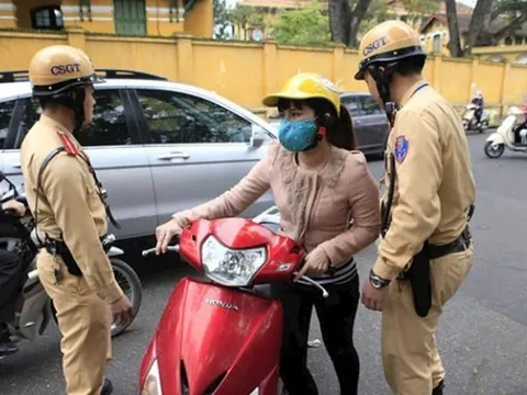 Mức phạt lỗi không gương xe máy từ 1/1/2025, ai cũng nên biết