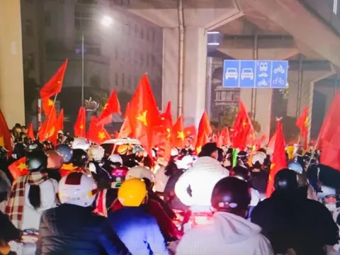 Chuyến bay chở thầy trò HLV Kim Sang Sik dự kiến sẽ đáp xuống sân bay Nội Bài vào 14h30