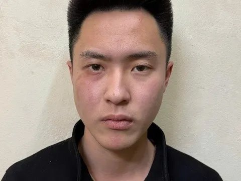 Bắt đối tượng giật điện thoại người dân mừng tuyển bóng đá Việt Nam vô địch