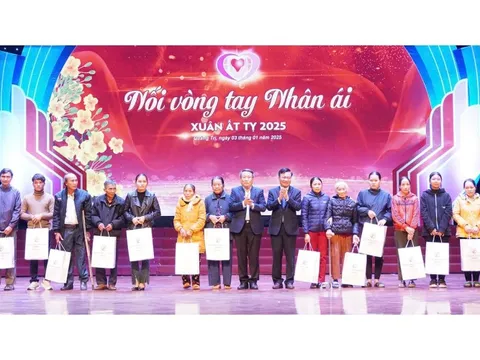Mang Tết đến với người nghèo, gia đình khó khăn ở miền Trung