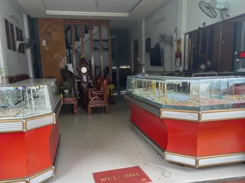 Bắt khẩn cấp người đàn ông cướp tiệm vàng ở Bình Định