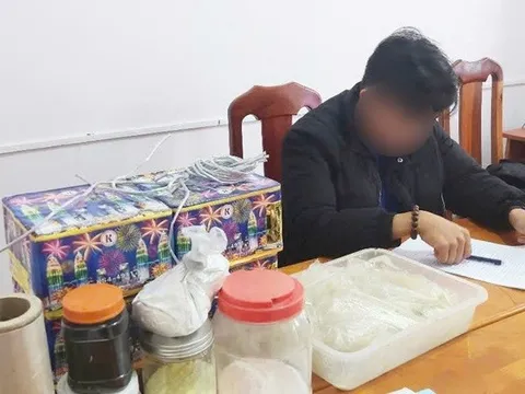 Bố báo công an khi thấy con trai 17 tuổi tàng trữ pháo, chất nổ