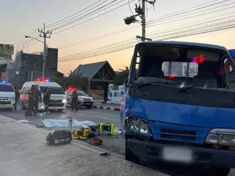 Xe tải bị lật, 4 người thương vong