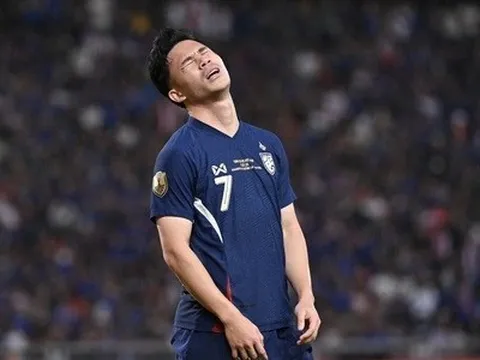 Supachok nhận giải nhưng CĐV Việt Nam mới là tâm điểm của sự chú ý