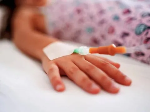 5 người nhập viện, 1 người tử vong sau bữa cơm trưa cùng nhau