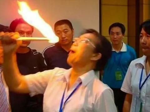 Công ty bị chỉ trích vì "ép" nhân viên nuốt lửa