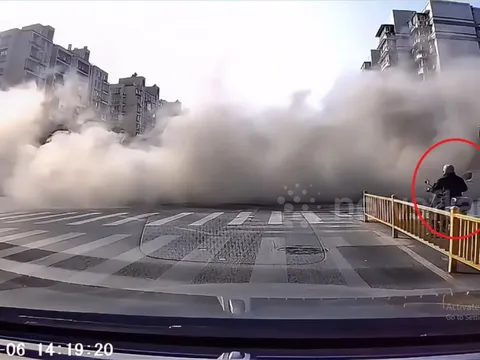 Đang lái xe trên đường, người dân thấy cảnh tượng đáng sợ