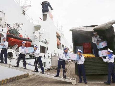 Thăm, tặng quà, chúc Tết cán bộ, quân và dân huyện đảo Cồn Cỏ và Lý Sơn