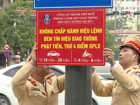 Huế: Lắp đặt biển về mức xử phạt lỗi vượt đèn đỏ trên nhiều tuyến đường