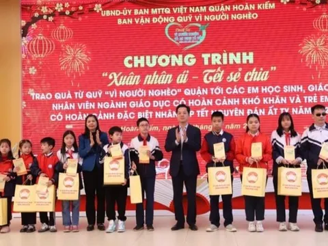 Quận Hoàn Kiếm: Trao 311 suất quà cho trẻ em, người có hoàn cảnh khó khăn