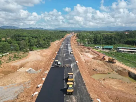 Quảng Bình: Yêu cầu giải quyết dứt điểm mặt bằng cao tốc trước 15/1