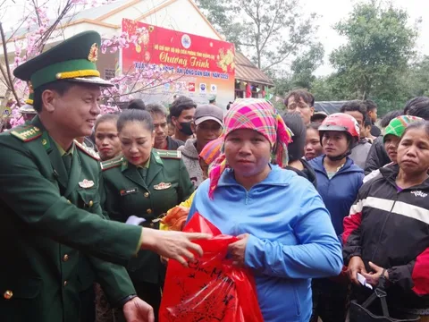 Rộn ràng sắc xuân nơi biên cương Việt Nam-Lào