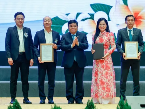Việt Nam, Lào trao các thỏa thuận hợp tác, đầu tư trị giá nhiều tỷ USD