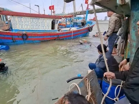 Tàu cá đang neo đậu trên sông Nhật Lệ bất ngờ bị chìm