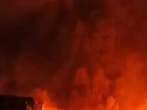 Cha mẹ vắng nhà, 3 bé gái tử vong trong đám cháy
