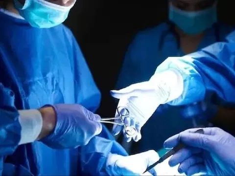 Bác sĩ bỏ đi uống rượu khiến sản phụ tử vong sau khi sinh con