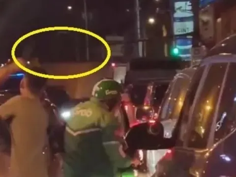 Người đàn ông đi ô tô cầm gậy 3 khúc đánh tài xế xe ôm sau va chạm