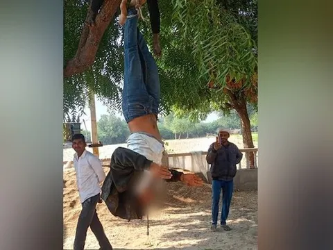 Người đàn ông bị dân làng treo ngược trên cây rồi đánh đập