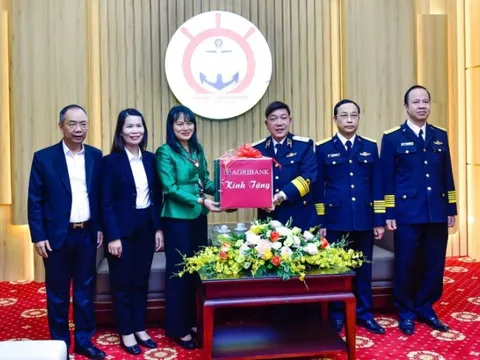 Agribank thăm và tặng quà cán bộ, chiến sĩ vùng biển đảo Đông Bắc nhân dịp Tết Ất Tỵ 2025