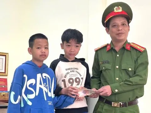 Đắk Nông: 2 học sinh lớp 6 nhờ công an tìm chủ nhân của số tiền bị đánh rơi