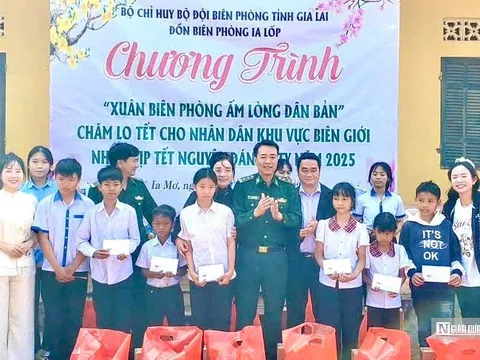 Gia Lai: Đồn Biên phòng Ia Lốp tặng quà, chúc Tết bà con biên giới