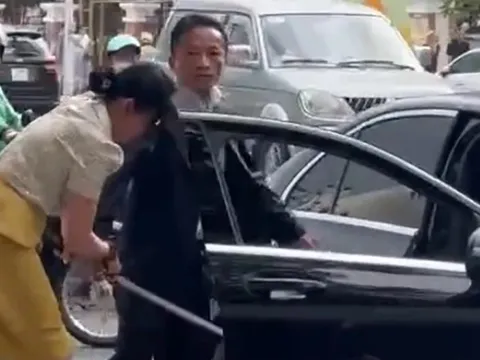 Tin mới nhất vụ tài xế Mercedes rút kiếm "dọa" nữ công nhân ngăn bẻ hoa ở công viên