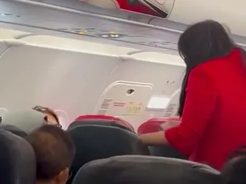 Cô gái trẻ bị đuổi khỏi chuyến bay vì hành động xấu xí này