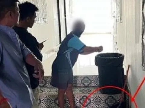 Túi rác rỉ chất lạ, nữ lao công mở ra xem thì liền báo cảnh sát