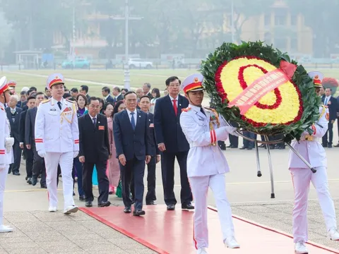 Lãnh đạo Hội Luật gia Việt Nam cùng đại biểu vào Lăng viếng Chủ tịch Hồ Chí Minh