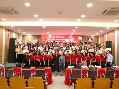 Sinh viên Cơ sở II Trường Đại học Ngoại thương xuất sắc nhận học bổng dịp Tết nguyên đán