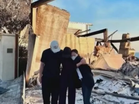 Hoa hậu nổi tiếng bất lực vì ngôi nhà tiền tỷ bị thiêu rụi trong "bão lửa"