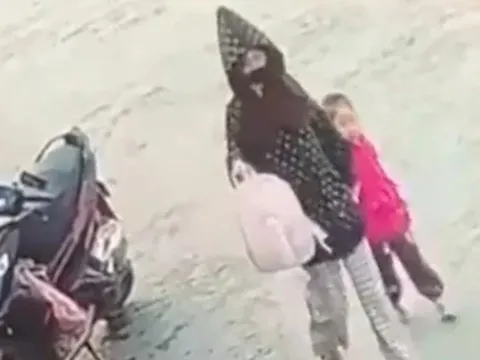 Truy tìm cô gái vào trường mầm non nghi bắt cóc bé gái