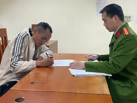 Bắt đối tượng trộm bình ắc quy của đèn tín hiệu giao thông