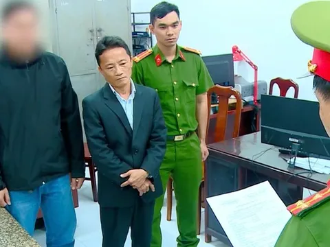 Bắt tài xế Mercedes bẻ hoa, rút kiếm "dọa" nhân viên môi trường