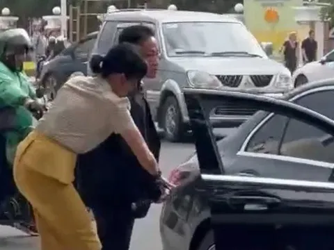 Đại gia, hoa và... kiếm