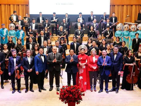 Hai Thủ tướng Việt - Nga dự chương trình nghệ thuật đặc biệt