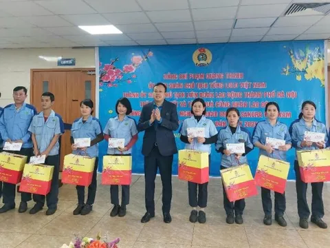 Chủ tịch Liên đoàn lao động thành phố Hà Nội thăm, tặng quà Tết cho người lao động